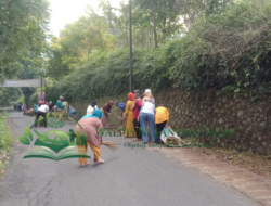 Semangat Ramadan, Pemdes Sukahening Gelar Jumat Bersih Bersama Warga di Jalan Pasir Lok Lok