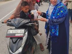 Mempererat Silaturahmi dengan Masyarakat,Ketua BKMT Aceh Singkil Bagikan Takjil Gratis di Desa Trans – 26