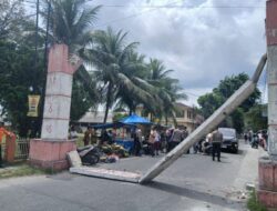Gerbang Selamat Datang Pematangsiantar Roboh Disenggol Truk, Satu Pengendara Terluka