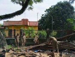 Bangunan Diatas Parit Dibongkar Oleh Tim Gabungan Pemko Binjai, Karena Menutupi Saluran Drainase ,Air Sulit Mengalir